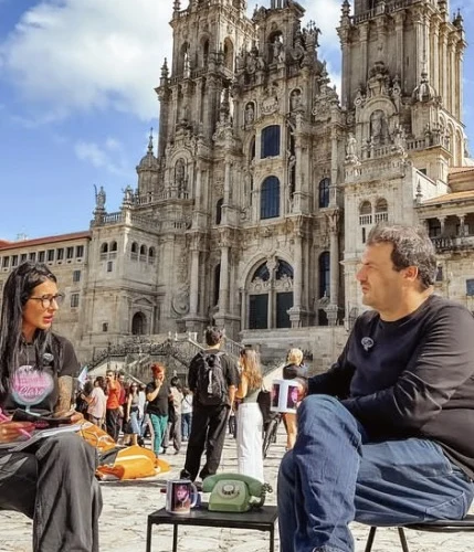 Alba entrevista a un convidado na praza do Obradoiro, diante da catedral de Santiago